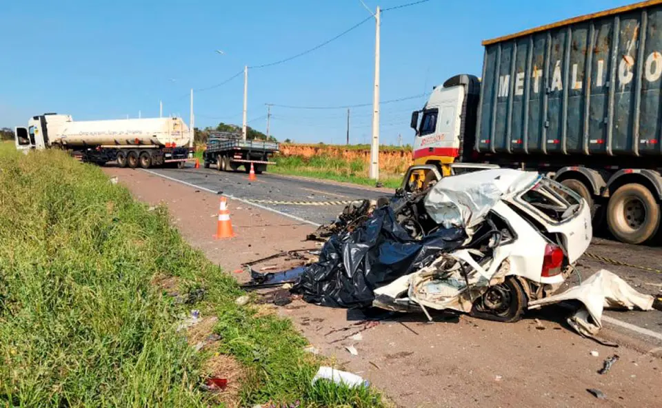 Motorista morre na hora após caminhão ‘passar por cima’ de carro na PR-423, em Araucária