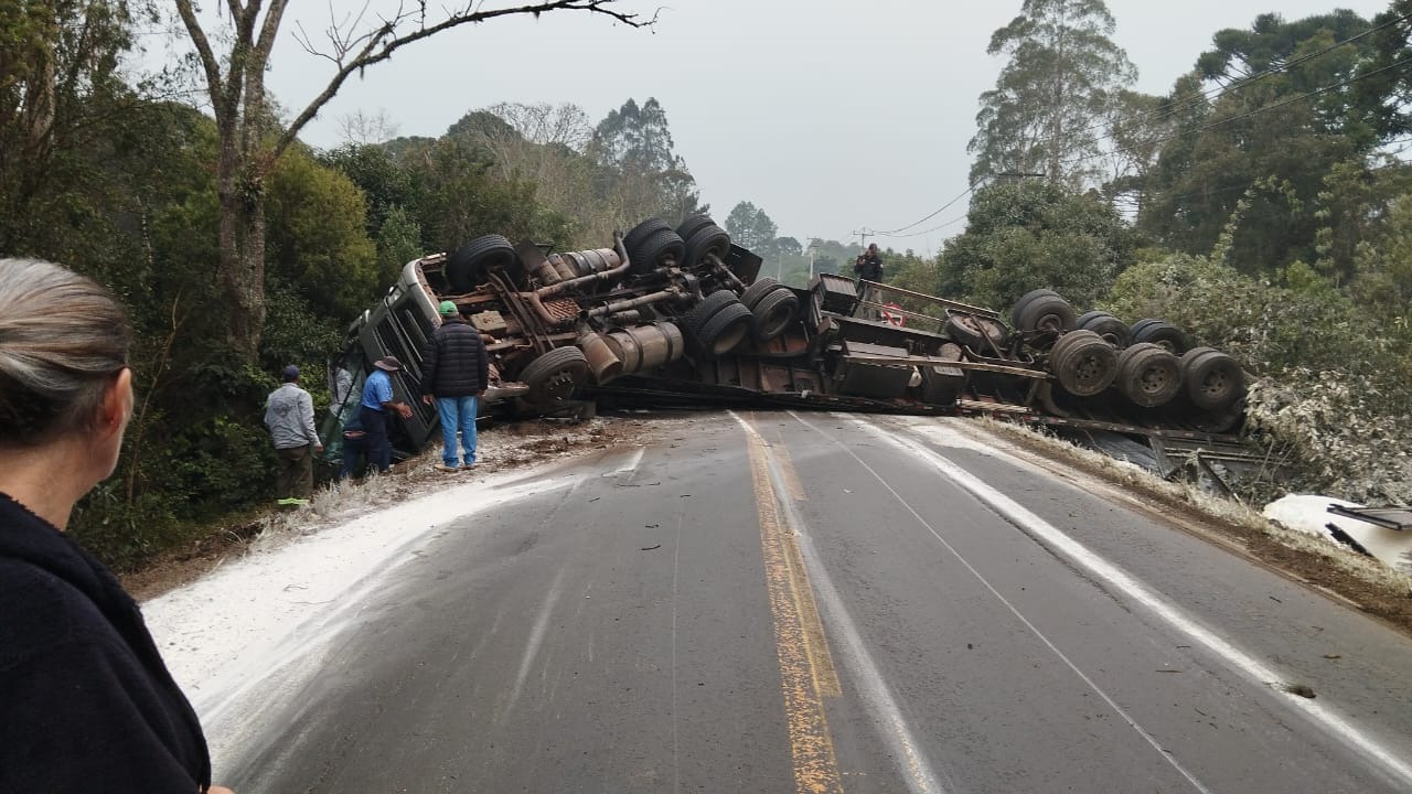 Atenção Motoristas: tombamento na BR-153 entre Rebouças e Rio Azul interdita rodovia