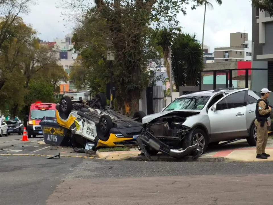 No Paraná, viatura em perseguição bate contra SUV e dois policiais ficam feridos