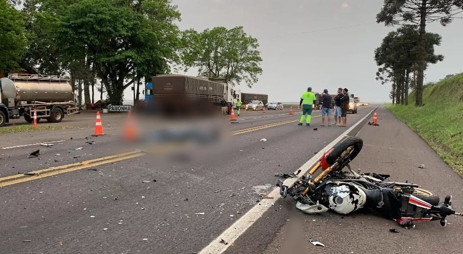 Motociclista morre em batida com caminhão na BR 277