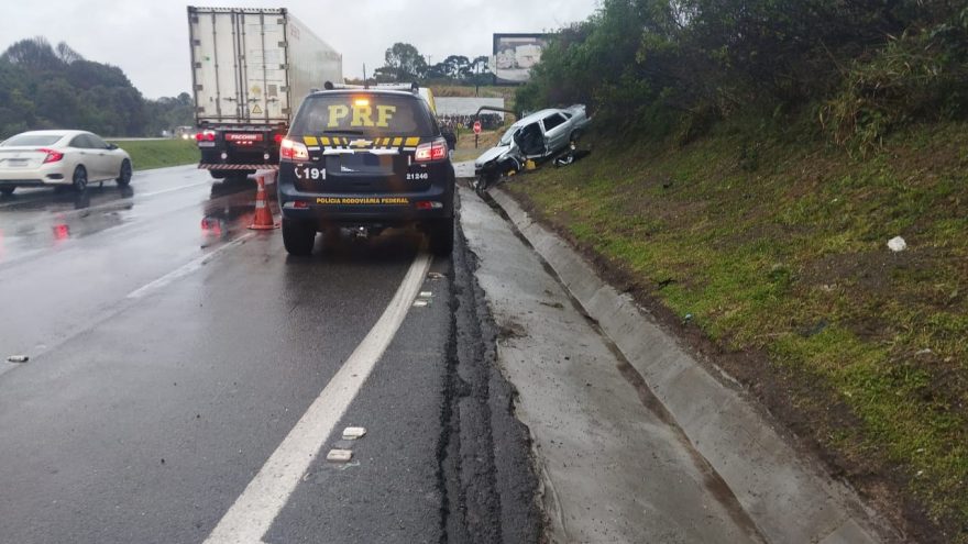 Grave acidente na BR-277 termina com morte de passageira e motorista ferido