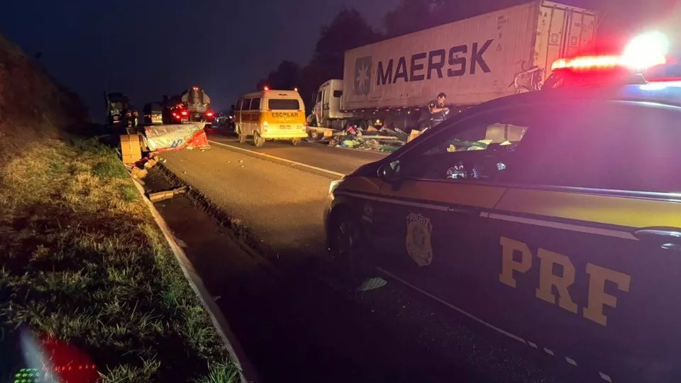 Acidente entre caminhões deixa motorista ferido na BR 277