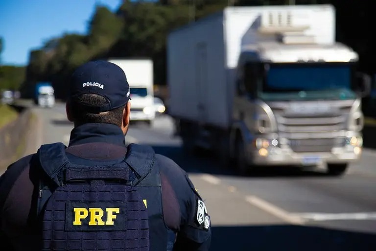 Pai abandona filho de 3 anos ao fugir de fiscalização da PRF em PE