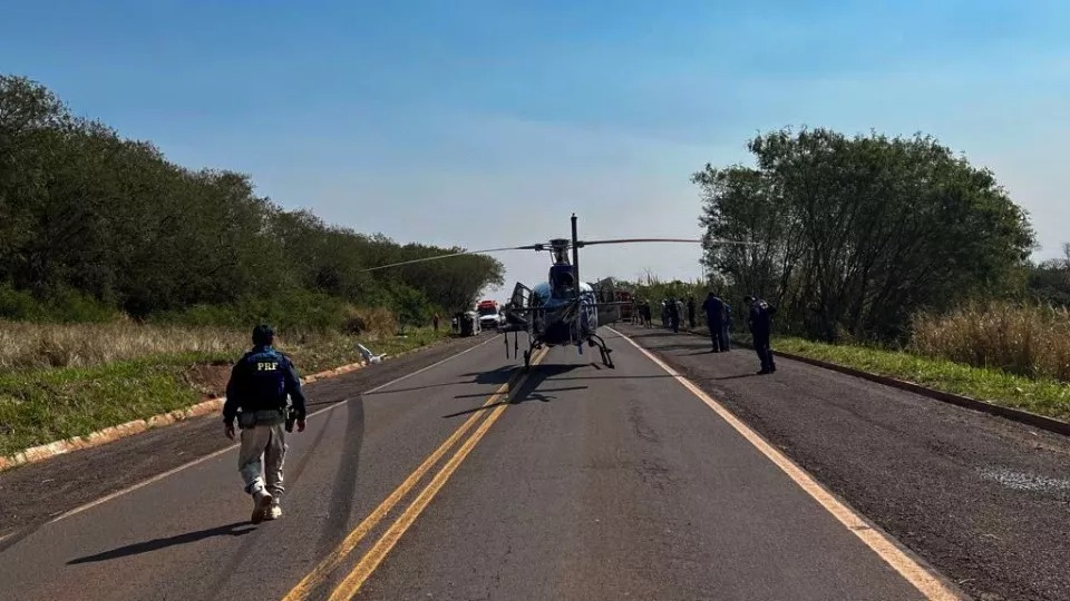 Caminhonete capota com irmãos e um morre ejetado no Paraná