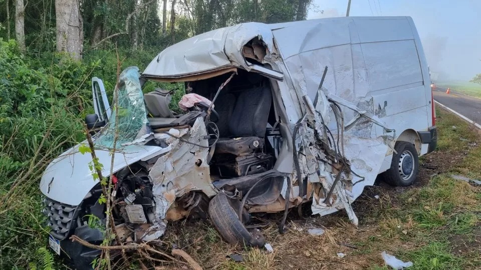 Motorista de Van fica ferido em batida com caminhão no Sudoeste do Paraná