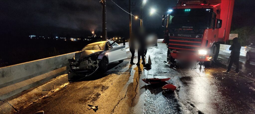 Acidente envolve carro e carreta na BR-476, em São Mateus do Sul