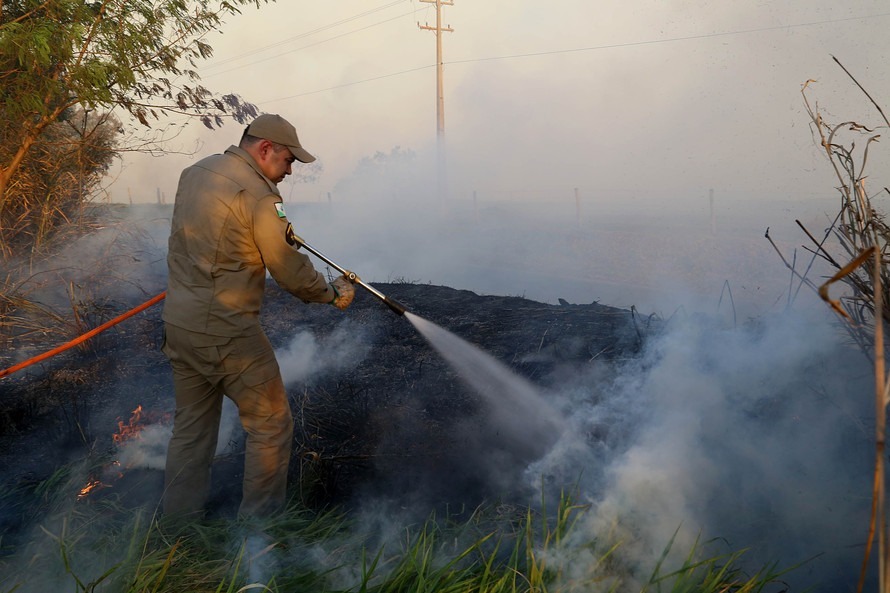 Incêndio criminoso mobiliza Bombeiros em São Mateus do Sul; Suspeitos fugiram do local