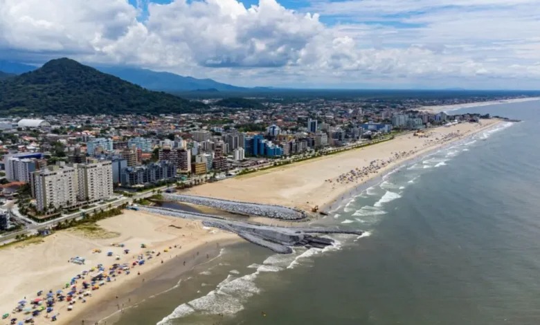 Quer trabalhar na praia? Prefeitura do Litoral do Paraná abre concurso; salários chegam a R$ 18,6 mil