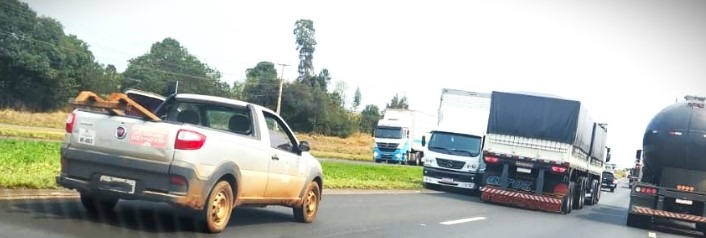 Caminhoneiro embriagado é preso após ser flagrado na contramão na BR-376