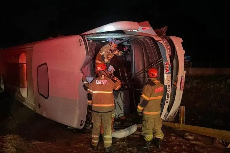 Ônibus com romeiros que voltavam de Aparecida tomba no RJ