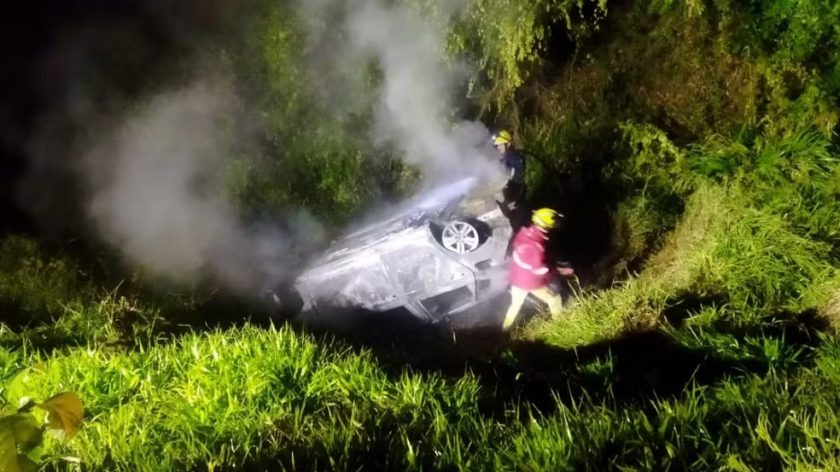 Motorista morre carbonizado após capotar carro em rodovia e cair de altura de cinco metros no Paraná