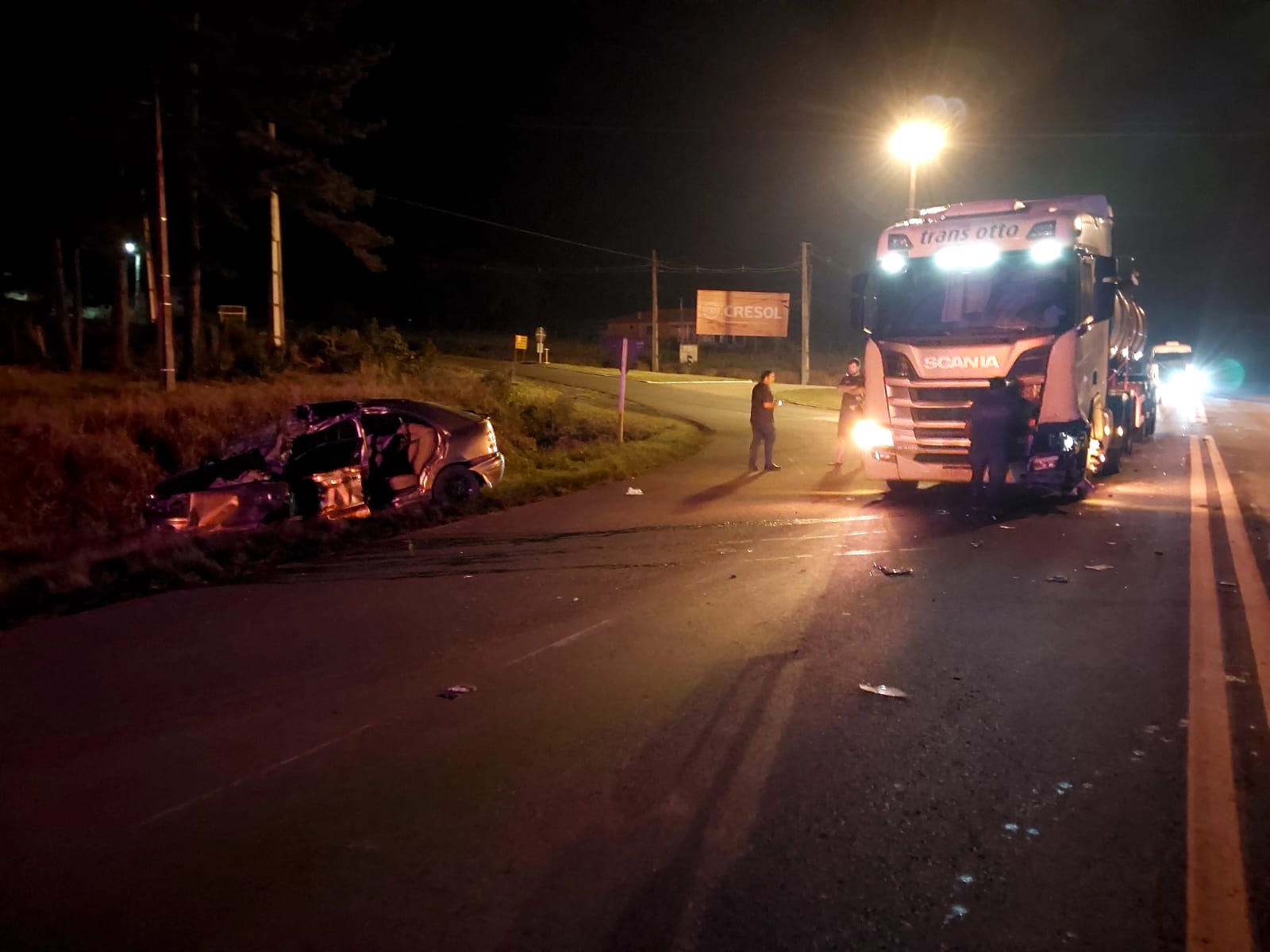 Grave acidente entre carro e caminhão com motorista encarcerado é registrado na BR-476