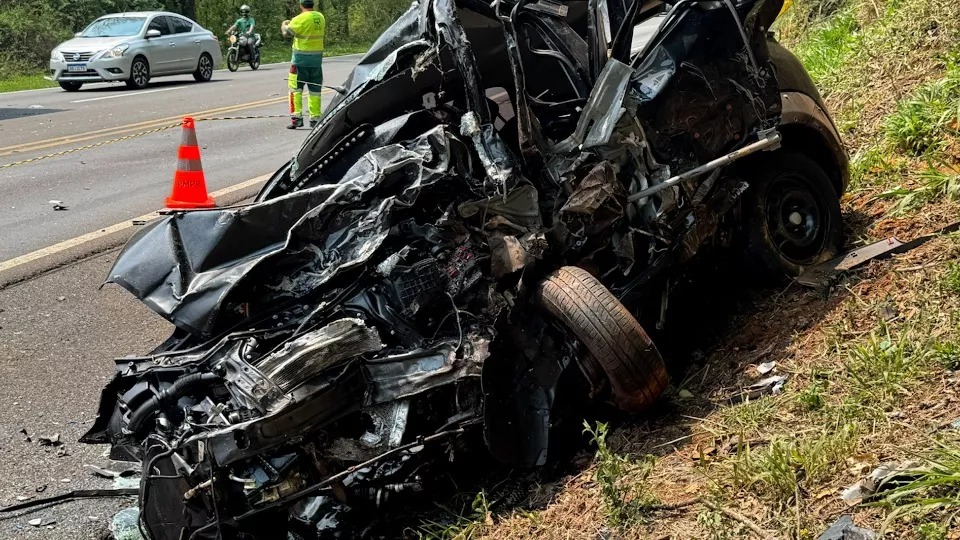 Motorista morre após bater de frente com carreta-cegonha na BR 277