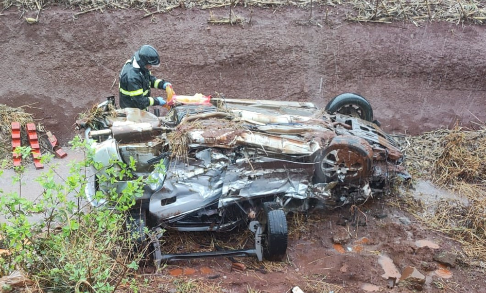 Três pessoas morrem e cinco ficam feridas em grave acidente entre dois carros no Paraná