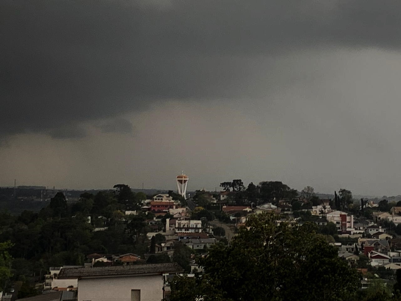 Temporal atinge o Paraná com rajadas de vento de 100 km/h e risco de granizo