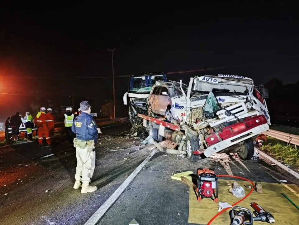 Engavetamento mata motorista de ônibus e deixa pelo menos um gravemente ferido na BR-277