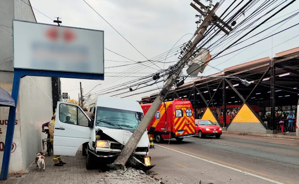 Motorista morre na hora após bater van contra poste no PR; testemunha fala em mal súbito