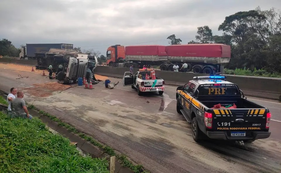 Caminhão carregado com milho tomba e interdita BR-277 no litoral do Paraná