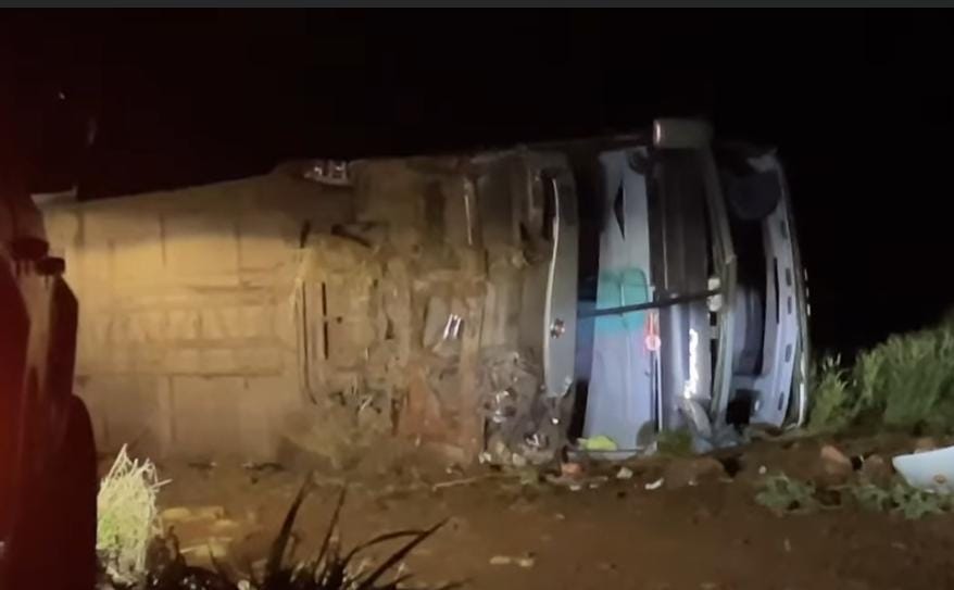 Ônibus que transportava 40 estudantes tomba na PR 281, em Dois Vizinhos