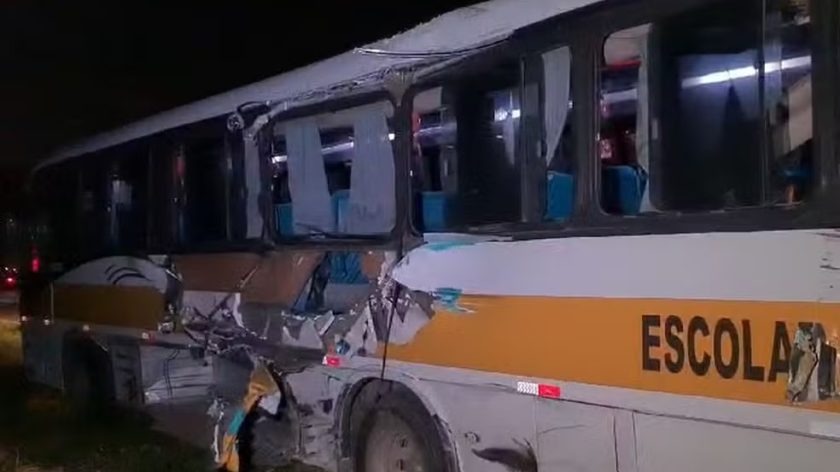 Ônibus com pacientes é atingido por caminhão na BR-277