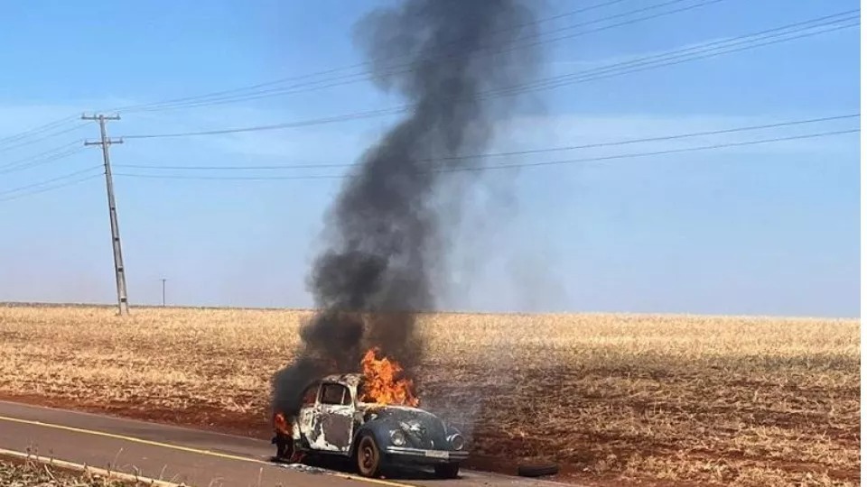 Idoso que teve Fusca incendiado em acidente no Paraná, morre no hospital