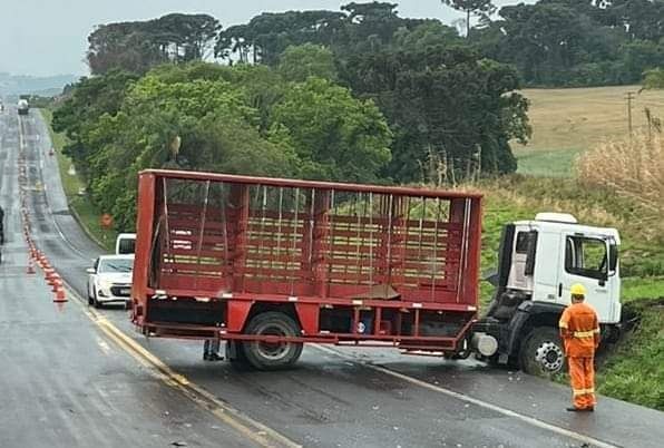 Homem morre em acidente com caminhão na BR-277 em Palmeira