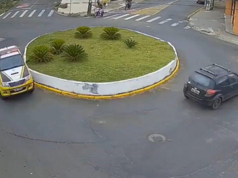 Vídeo: Motorista dá voltas em rotatória para fugir da polícia no Paraná