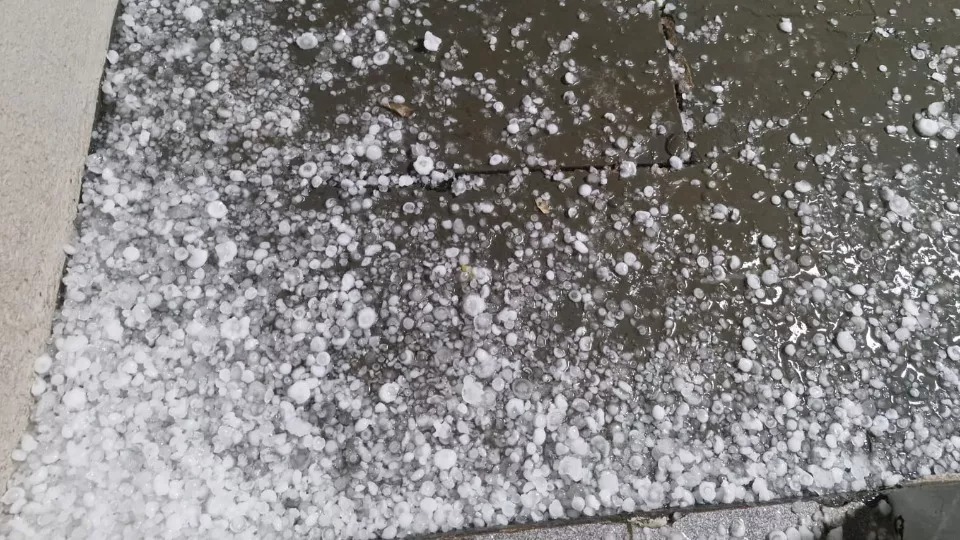 Temporal com granizo atinge cidade paranaense na madrugada desta quarta-feira