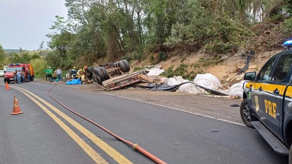 Motorista de caminhão morre após veículo tombar em rodovia do Paraná