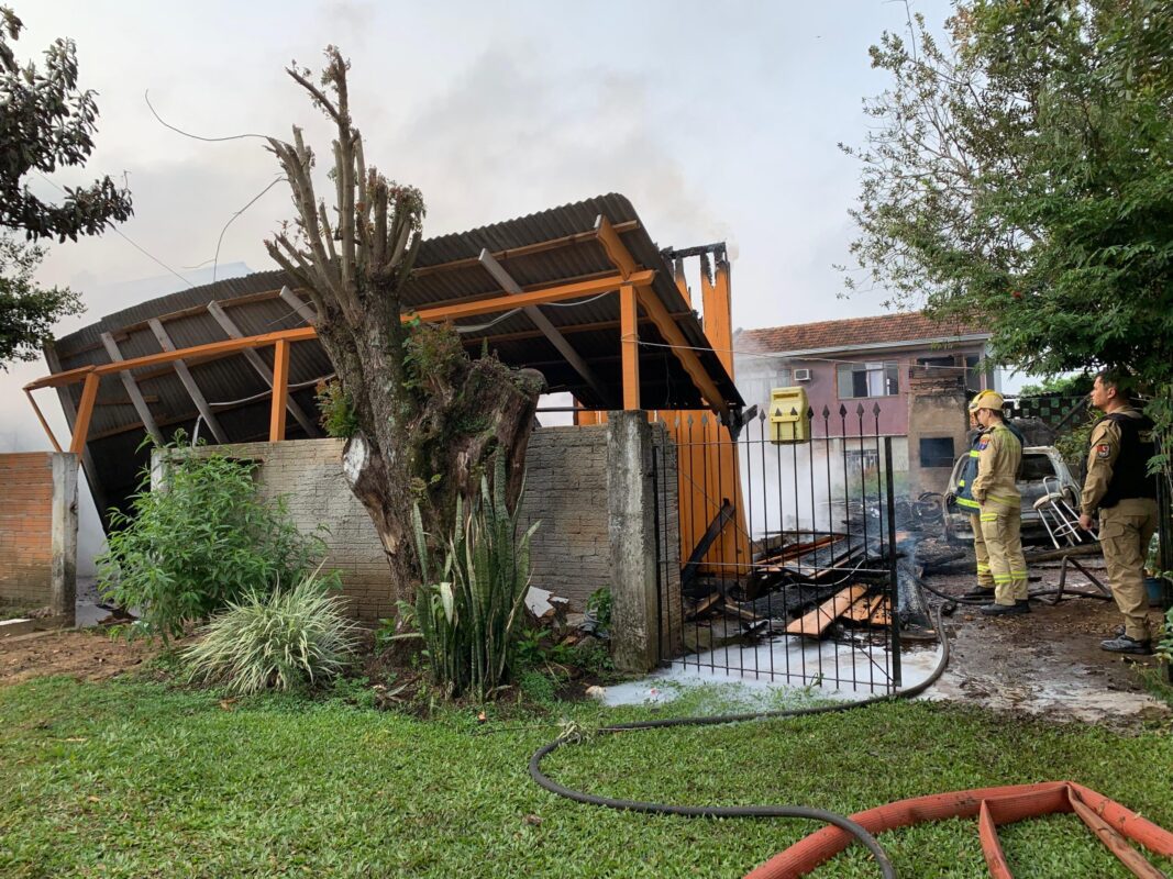 Bombeiros controlam incêndio de grandes proporções em São Mateus do Sul: mulher suspeita de atear fogo se apresenta na delegacia