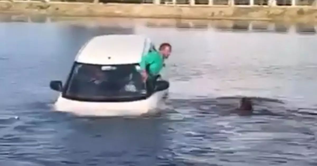 VÍDEO: aluno de autoescola confunde pedais e “estaciona” carro em lago