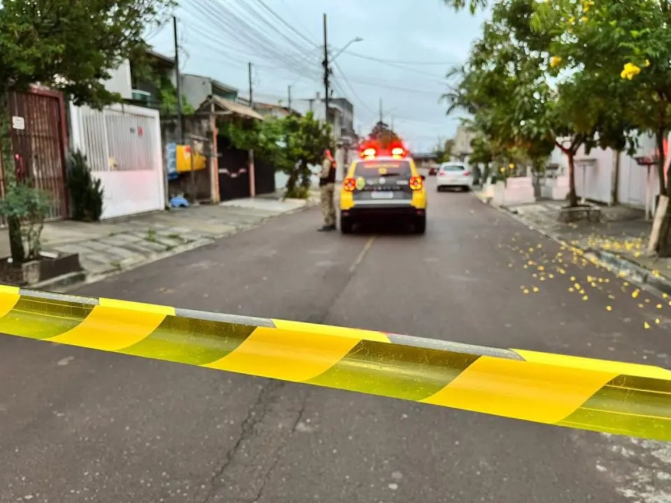 Após ouvir discussão e pedido de socorro, morador encontra mulher morta a facadas no portão de casa