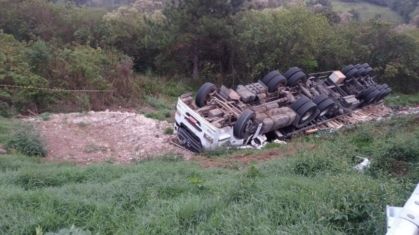 Caminhoneiro morre em tombamento em rotatória de rodovia Paranaense