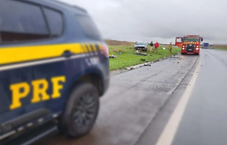 Bebê conforto salva vida de pequeno em batida frontal entre carros que matou passageira na BR-277