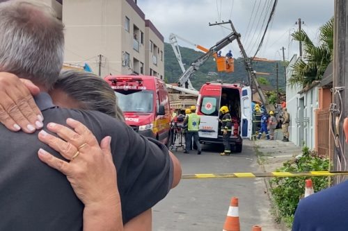 Após 3 horas de trabalho, motorista de 27 anos é retirado das ferragens em Porto União