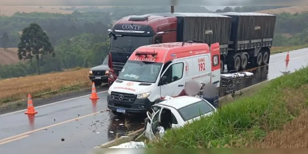 Acidente entre carro e caminhão mata três pessoas na PR-281