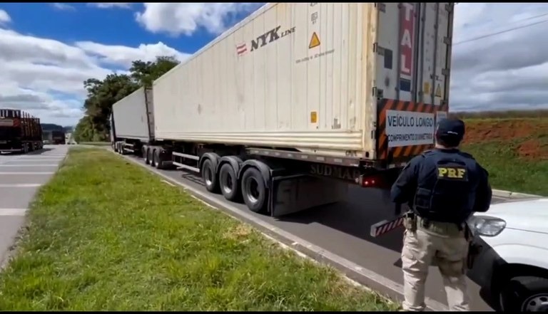 PRF flagra carreta com mais de 18 toneladas de excesso de peso em Ponta Grossa