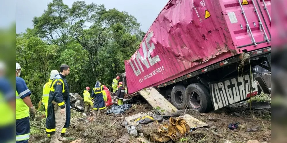 Sobe para nove os mortos em colisão entre carreta e van de atletas