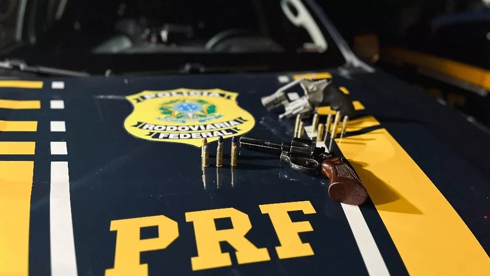 Polícia Rodoviária Federal recupera veículo roubado e apreende duas armas de fogo na BR 277