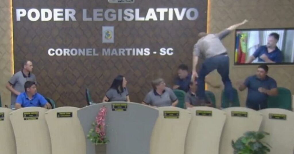 VÍDEO: vereador corre atrás de outro em confusão durante sessão legislativa em SC: ‘Cala boca, baba ovo’