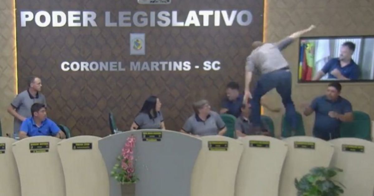 VÍDEO: vereador corre atrás de outro em confusão durante sessão legislativa em SC: ‘Cala boca, baba ovo’