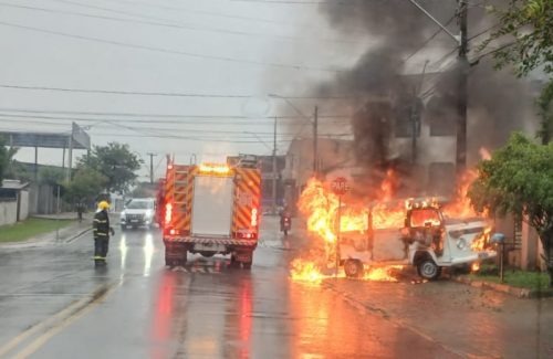 VÍDEO: Kombi pega fogo e fica completamente destruída em Porto União