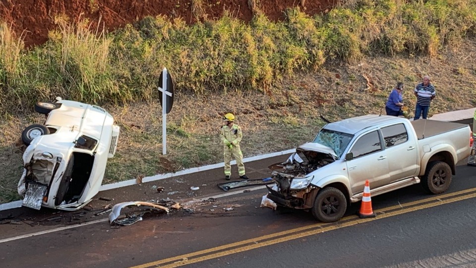 Kombi tomba após forte batida na BR-277