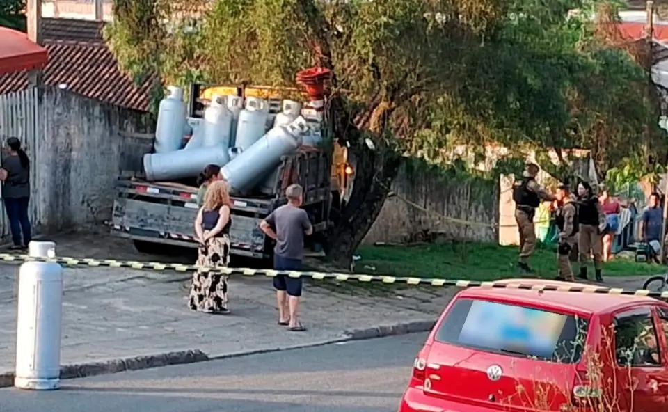 Mulher que esperava a neta em creche morre prensada em muro por caminhão desgovernado no Paraná