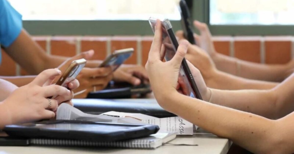 Comissão aprova projeto que proíbe o uso de celular em escolas públicas e privadas