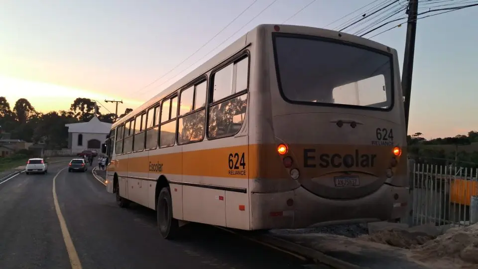 Estudante puxa alavanca de saída de emergência de ônibus em trecho de curva e três colegas caem do veículo em Campo Magro