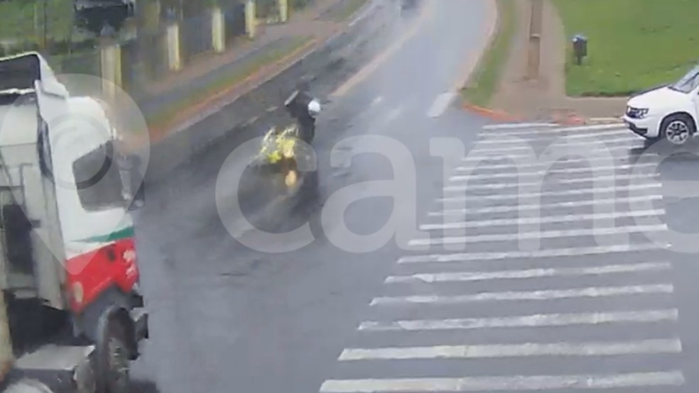 Vídeo impressionante! Motoboy pula de moto e escapa de ser arrastado por caminhão no Paraná