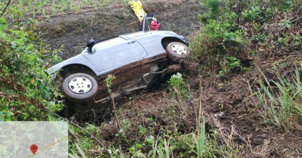 Carro capota e mulher fica ferida na PR-151, em São Mateus do Sul