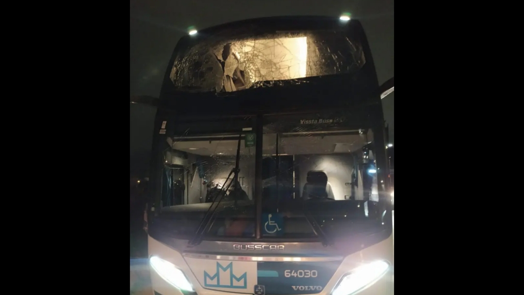 Rodado se solta de caminhão e mata passageiro ao atingir ônibus na BR-376, em São José dos Pinhais