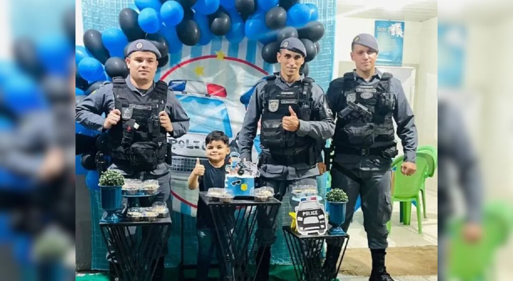 Alerta fofura! Policiais surpreendem garoto fã da profissão durante festa de aniversário; veja vídeo